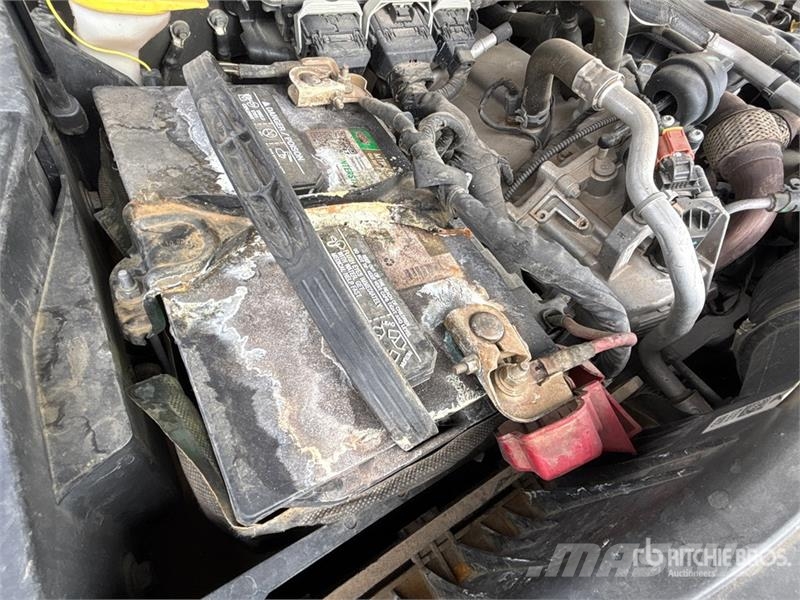 Ford F-450 Lariat 4x4 Crew Cab Pickup Andre varebiler