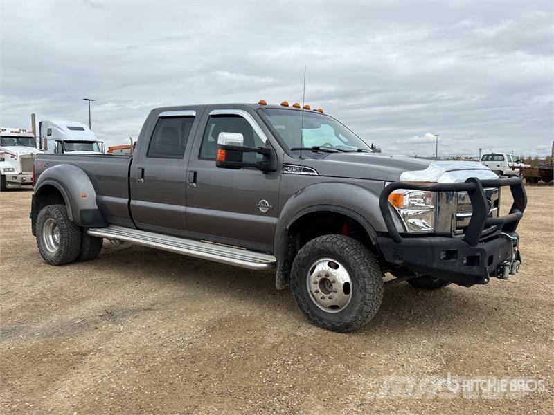Ford F-450 Lariat 4x4 Crew Cab Pickup Andre varebiler