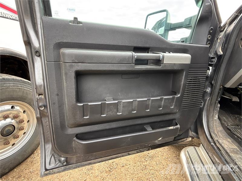Ford F-450 Lariat 4x4 Crew Cab Pickup Andre varebiler