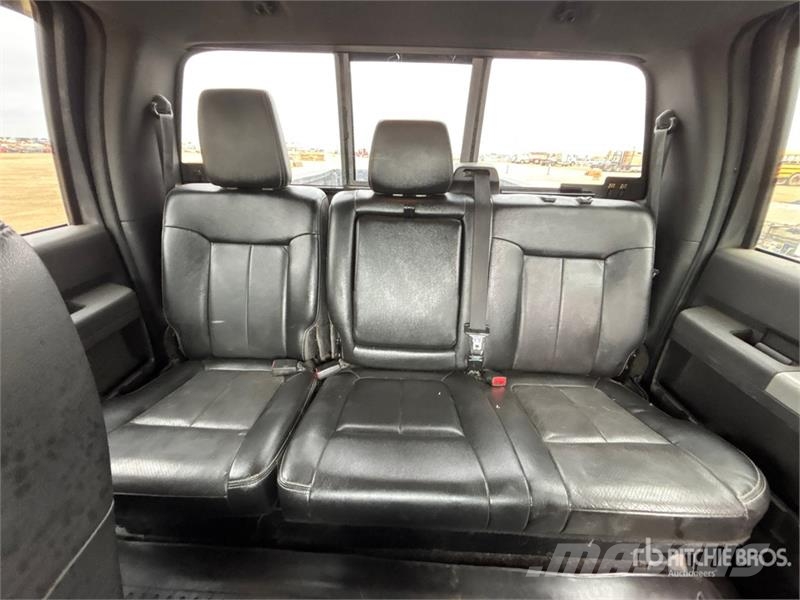 Ford F-450 Lariat 4x4 Crew Cab Pickup Andre varebiler