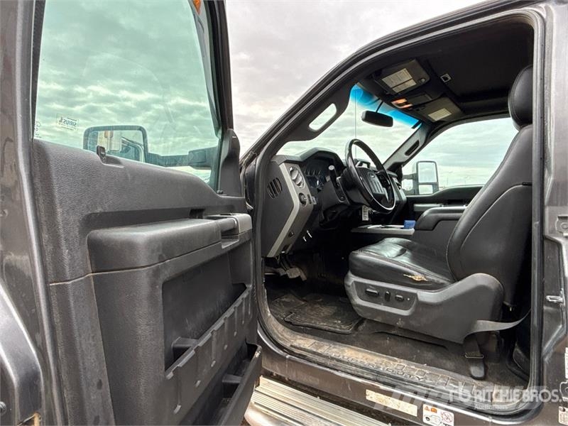 Ford F-450 Lariat 4x4 Crew Cab Pickup Andre varebiler