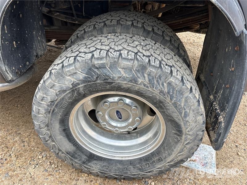 Ford F-450 Lariat 4x4 Crew Cab Pickup Andre varebiler
