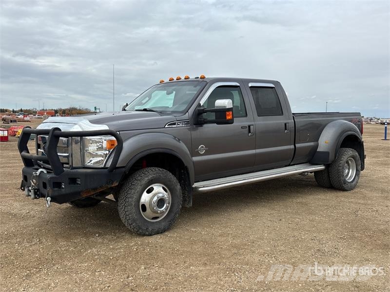 Ford F-450 Lariat 4x4 Crew Cab Pickup Andre varebiler