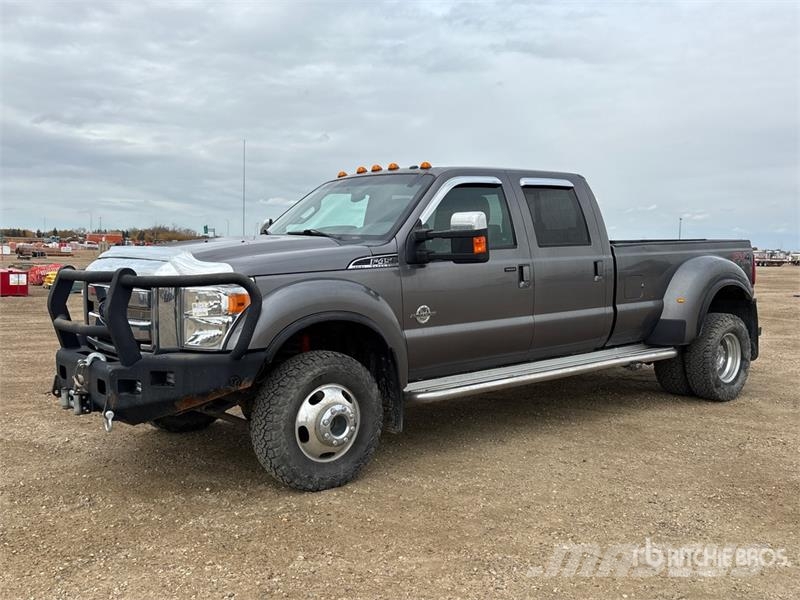 Ford F-450 Lariat 4x4 Crew Cab Pickup Andre varebiler