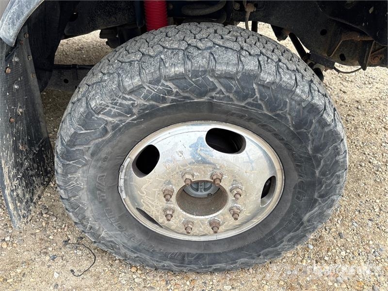 Ford F-450 Lariat 4x4 Crew Cab Pickup Andre varebiler