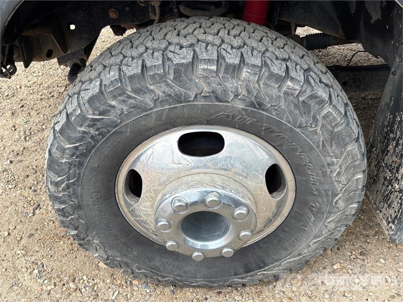 Ford F-450 Lariat 4x4 Crew Cab Pickup Andre varebiler