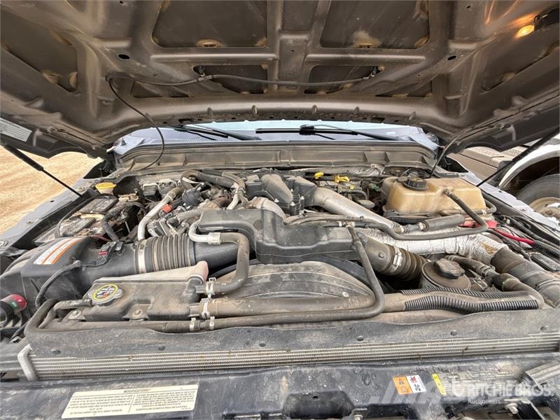 Ford F-450 Lariat 4x4 Crew Cab Pickup Andre varebiler