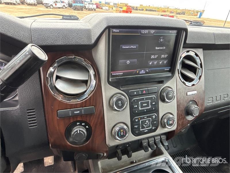 Ford F-450 Lariat 4x4 Crew Cab Pickup Andre varebiler