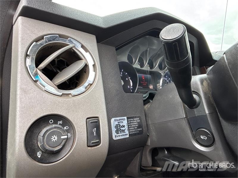 Ford F-450 Lariat 4x4 Crew Cab Pickup Andre varebiler