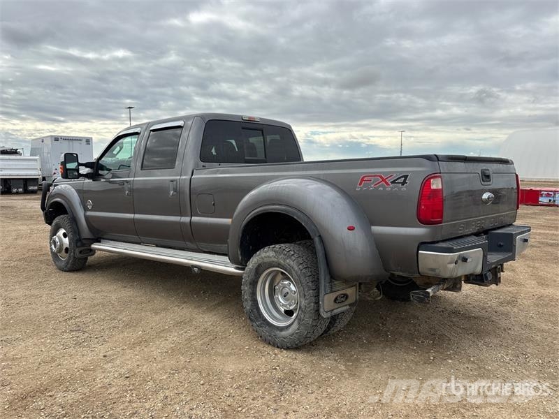 Ford F-450 Lariat 4x4 Crew Cab Pickup Andre varebiler