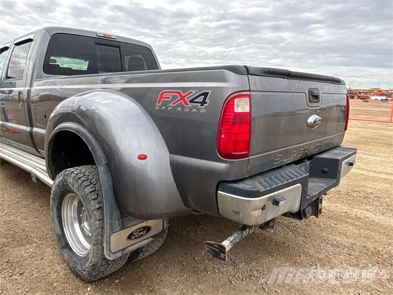 Ford F-450 Lariat 4x4 Crew Cab Pickup Andre varebiler