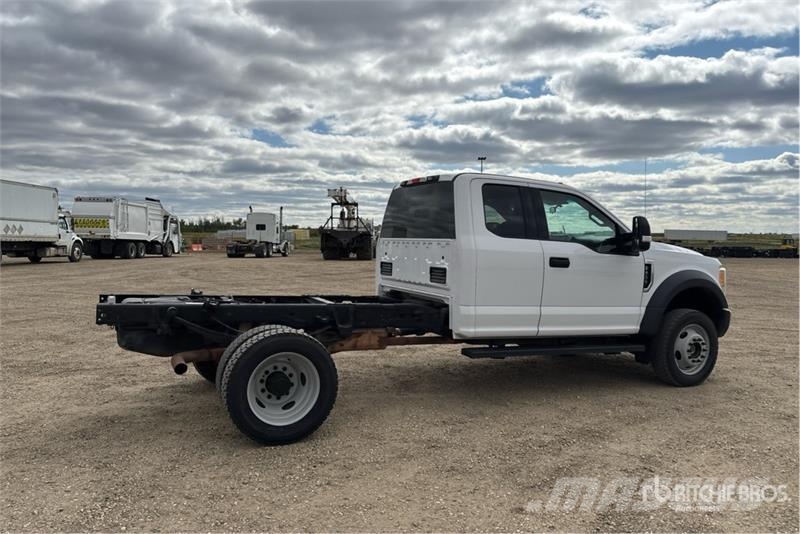 Ford F-450 XLT 4x4 Extended Cab Cab and Chassis Cabins and interior