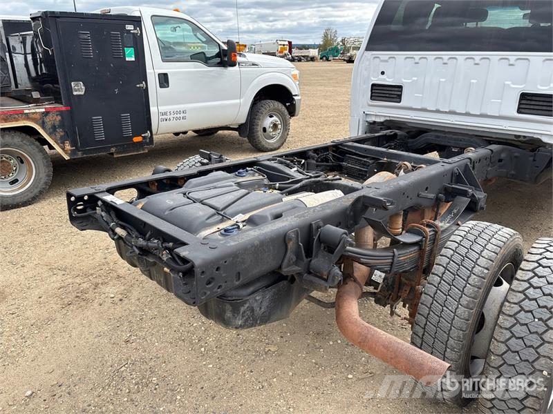 Ford F-450 XLT 4x4 Extended Cab Cab and Chassis Cabins and interior