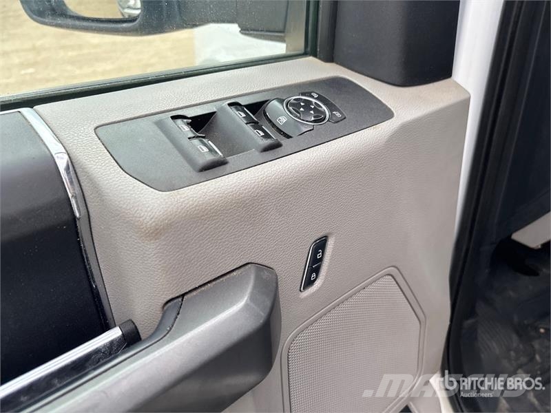 Ford F-450 XLT 4x4 Extended Cab Cab and Chassis Cabins and interior