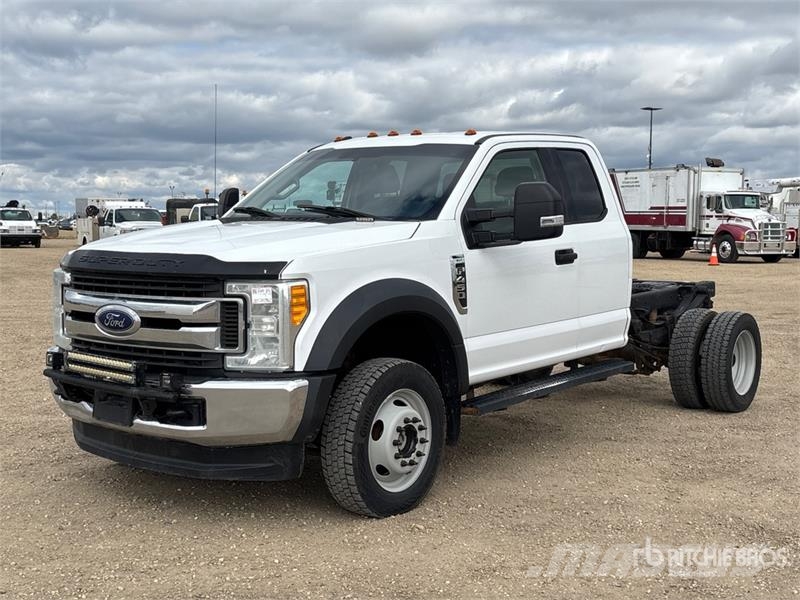 Ford F-450 XLT 4x4 Extended Cab Cab and Chassis Cabins and interior