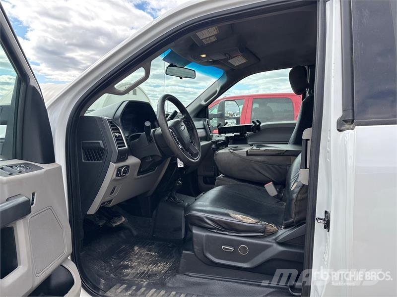 Ford F-450 XLT 4x4 Extended Cab Cab and Chassis Cabins and interior