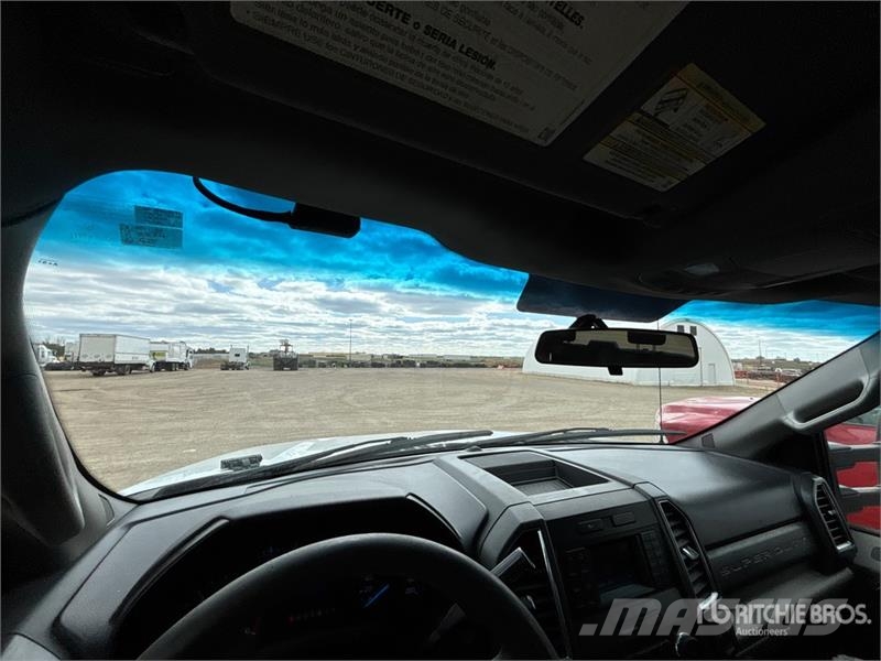 Ford F-450 XLT 4x4 Extended Cab Cab and Chassis Cabins and interior