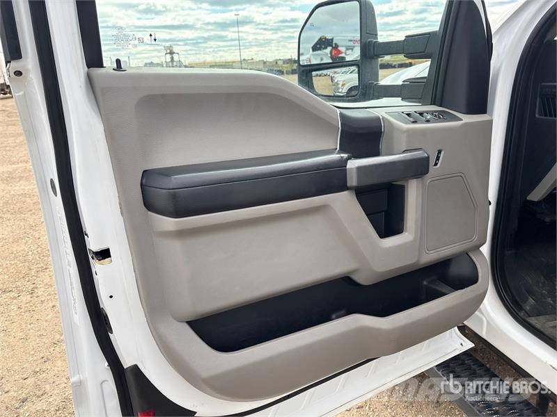Ford F-450 XLT 4x4 Extended Cab Cab and Chassis Cabins and interior