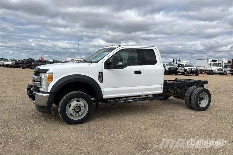 Ford F-450 XLT 4x4 Extended Cab Cab and Chassis Cabins and interior