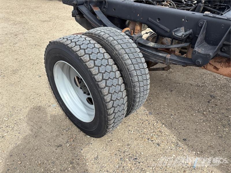 Ford F-450 XLT 4x4 Extended Cab Cab and Chassis Cabins and interior