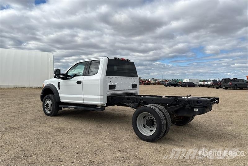 Ford F-450 XLT 4x4 Extended Cab Cab and Chassis Cabins and interior