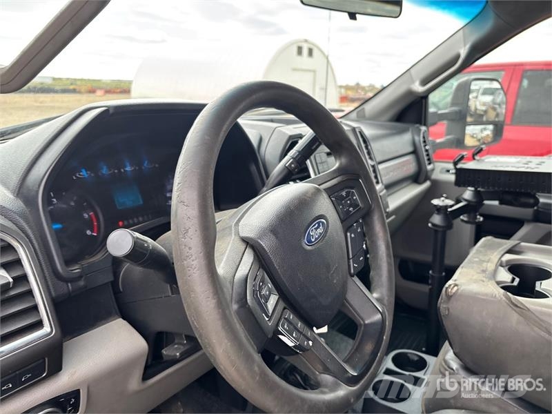 Ford F-450 XLT 4x4 Extended Cab Cab and Chassis Cabins and interior