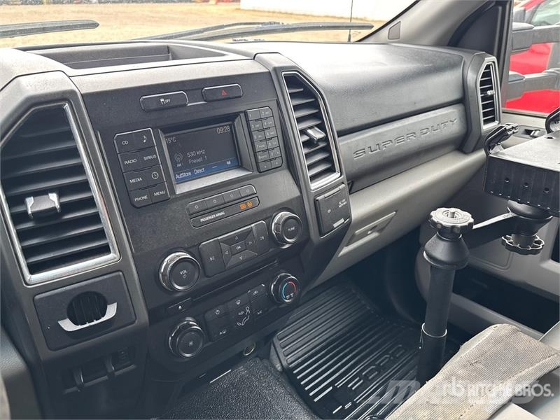 Ford F-450 XLT 4x4 Extended Cab Cab and Chassis Cabins and interior