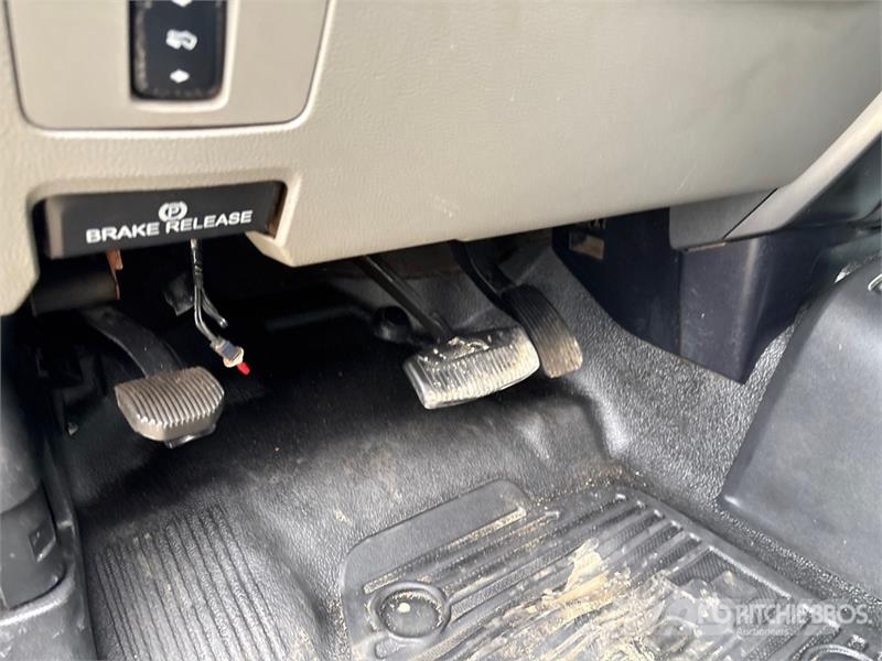 Ford F-450 XLT 4x4 Extended Cab Cab and Chassis Cabins and interior