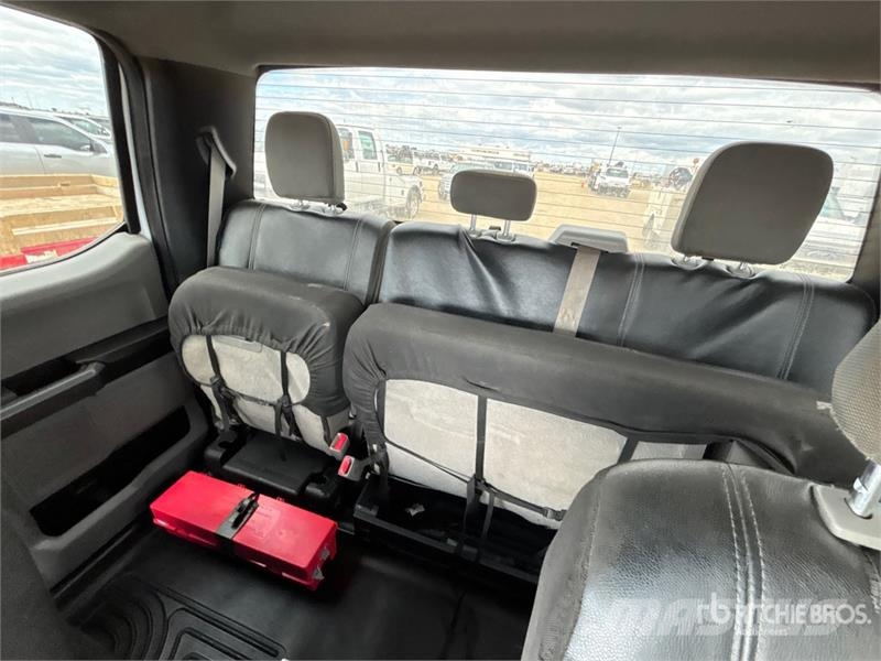 Ford F-450 XLT 4x4 Extended Cab Cab and Chassis Cabins and interior