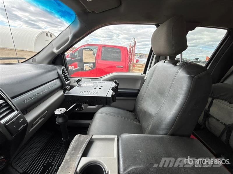 Ford F-450 XLT 4x4 Extended Cab Cab and Chassis Cabins and interior