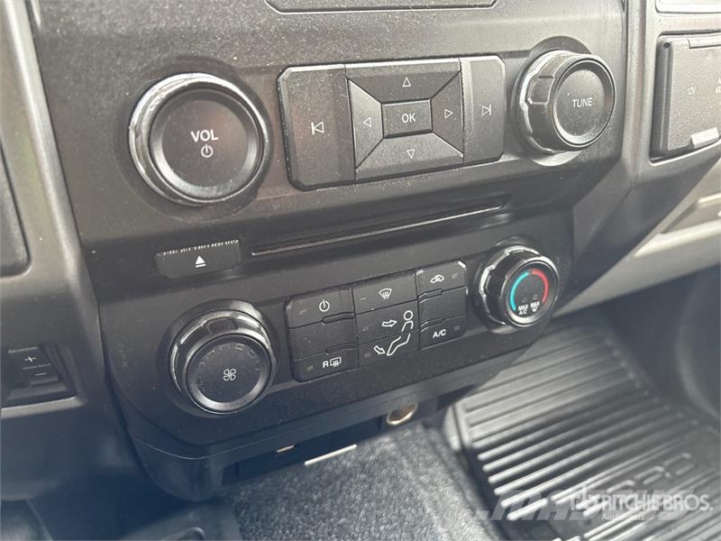 Ford F-450 XLT 4x4 Extended Cab Cab and Chassis Cabins and interior