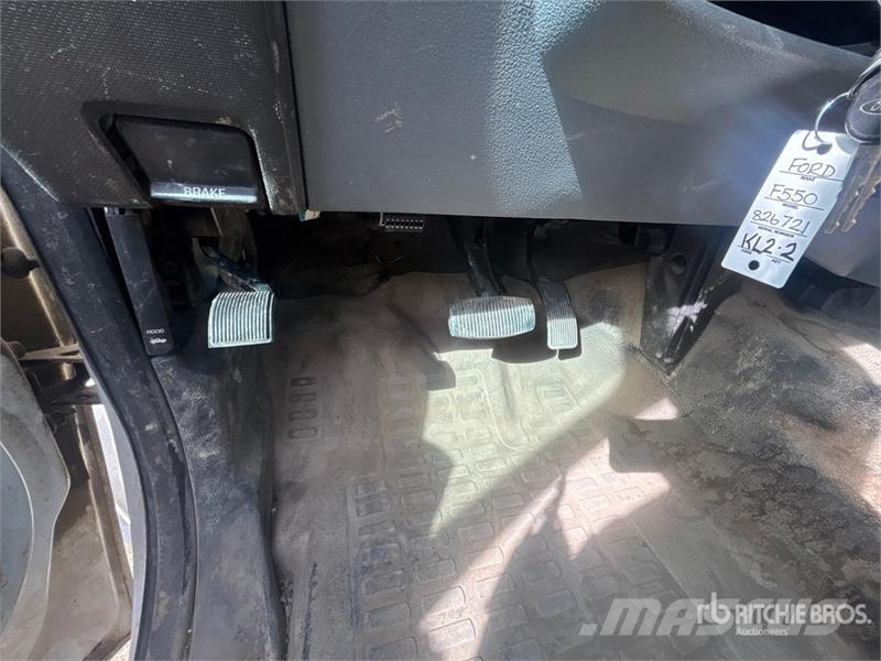 Ford F-550 Teherautóra szerelt emelők és állványok
