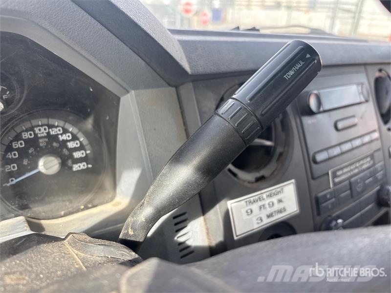 Ford F-550 Teherautóra szerelt emelők és állványok