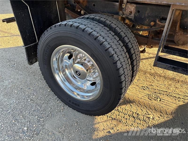 Ford F-550 Tovornjaki s kesonom/platojem