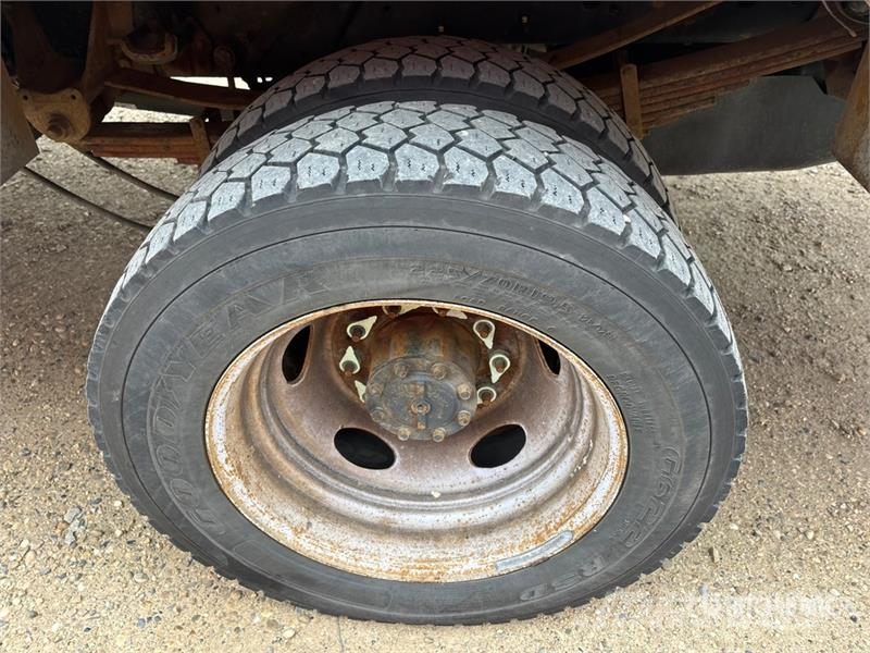 Ford F-550 Teherautóra szerelt emelők és állványok