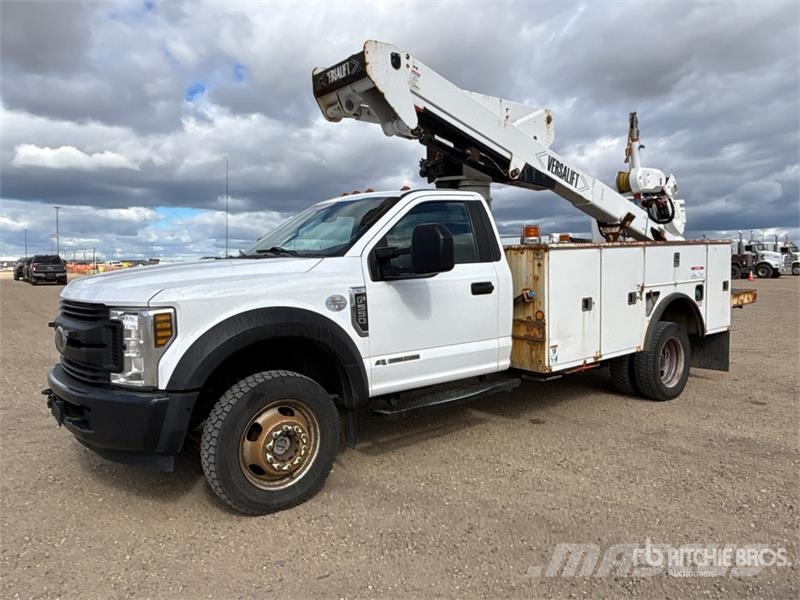 Ford F-550 Teherautóra szerelt emelők és állványok