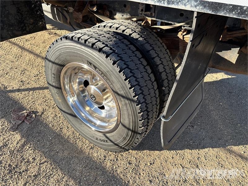 Ford F-550 Tovornjaki s kesonom/platojem
