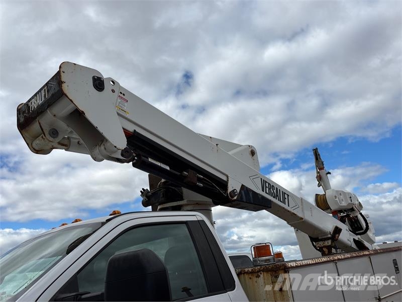 Ford F-550 Teherautóra szerelt emelők és állványok