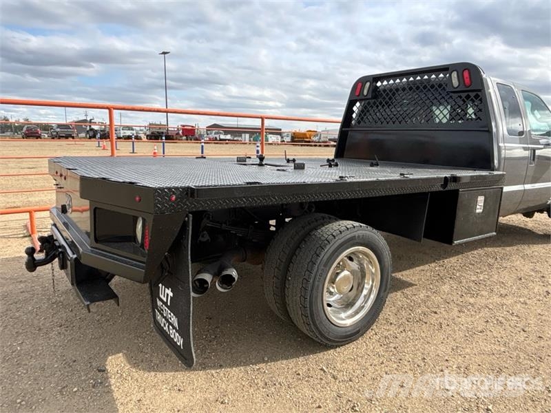 Ford F-550 Lastbil med lad/Flatbed