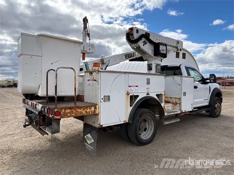 Ford F-550 Teherautóra szerelt emelők és állványok