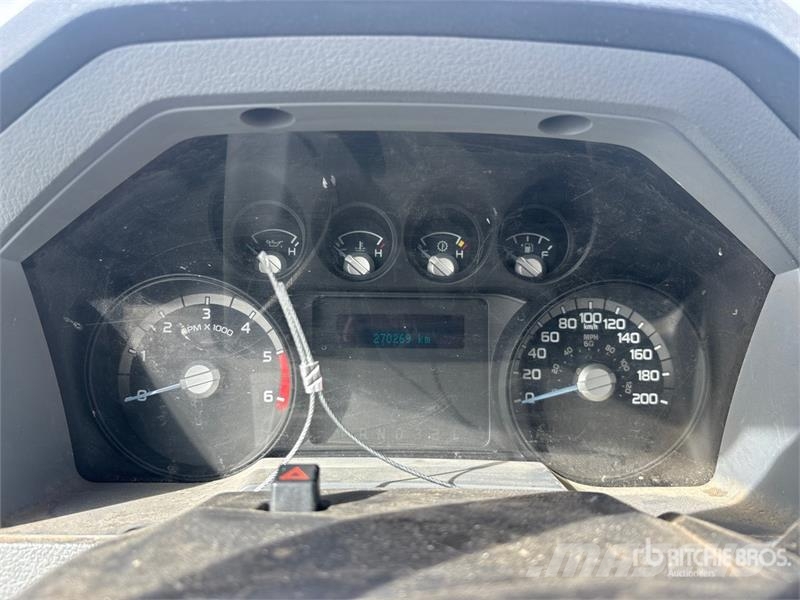 Ford F-550 Teherautóra szerelt emelők és állványok