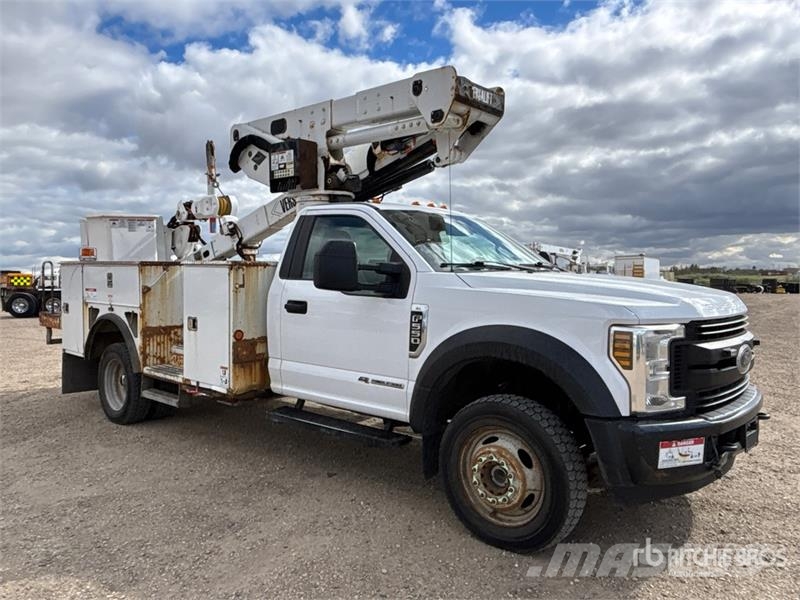 Ford F-550 Teherautóra szerelt emelők és állványok