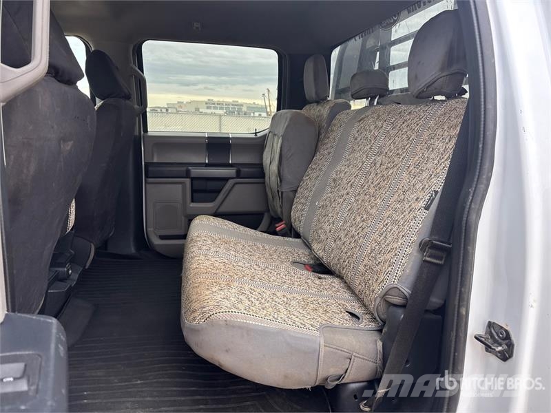 Ford F-550 Camion plateau