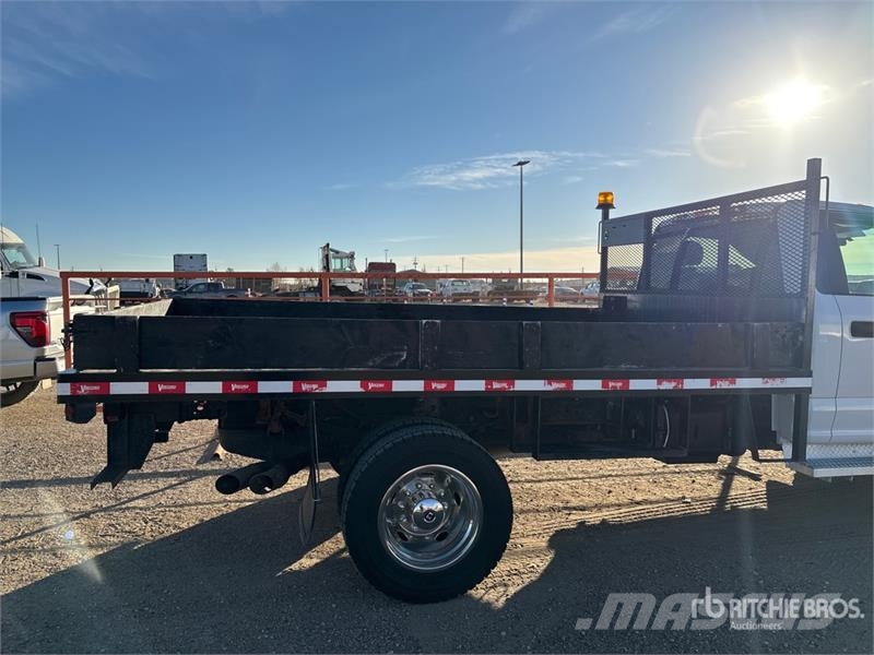 Ford F-550 Tovornjaki s kesonom/platojem
