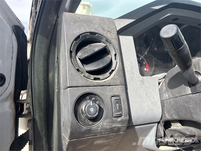 Ford F-550 Teherautóra szerelt emelők és állványok