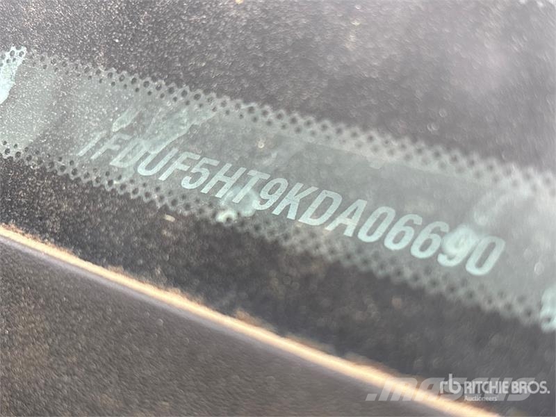 Ford F-550 Teherautóra szerelt emelők és állványok