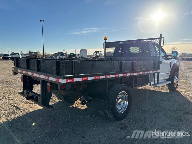 Ford F-550 Tovornjaki s kesonom/platojem