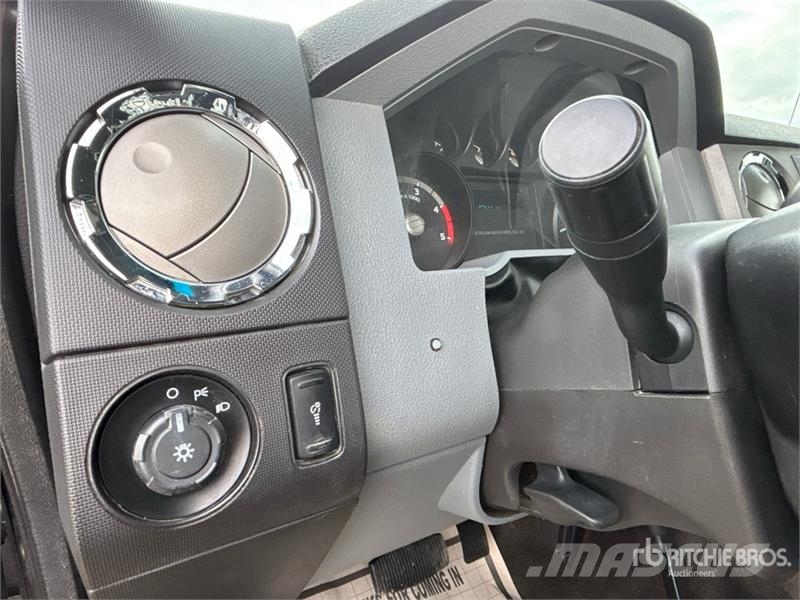 Ford F-550 Lastbil med lad/Flatbed