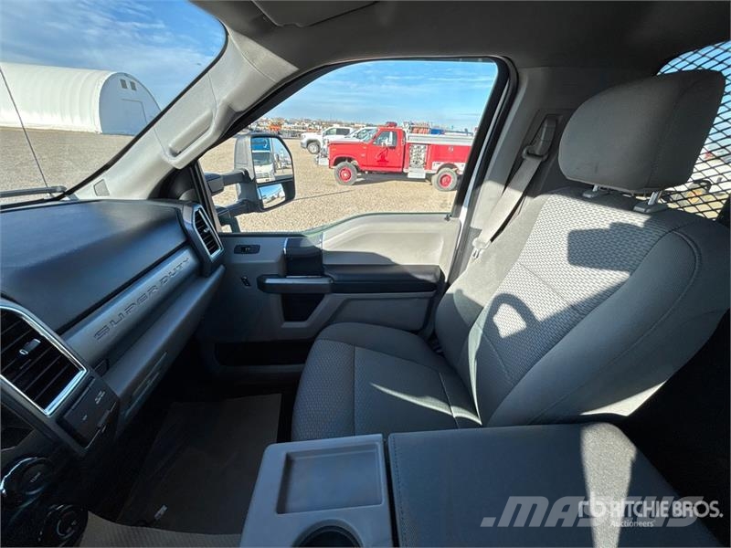 Ford F-550 Tovornjaki s kesonom/platojem