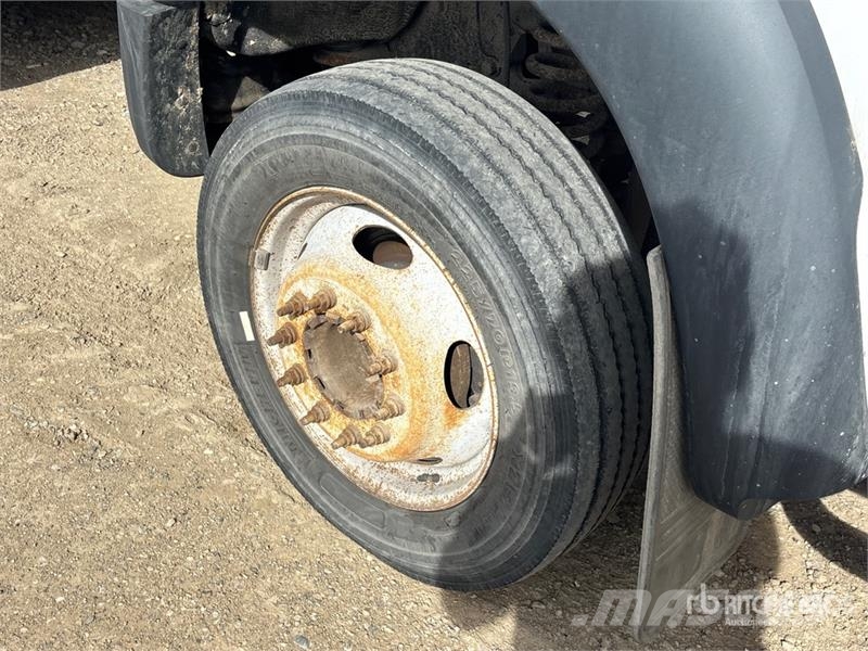Ford F-550 Teherautóra szerelt emelők és állványok
